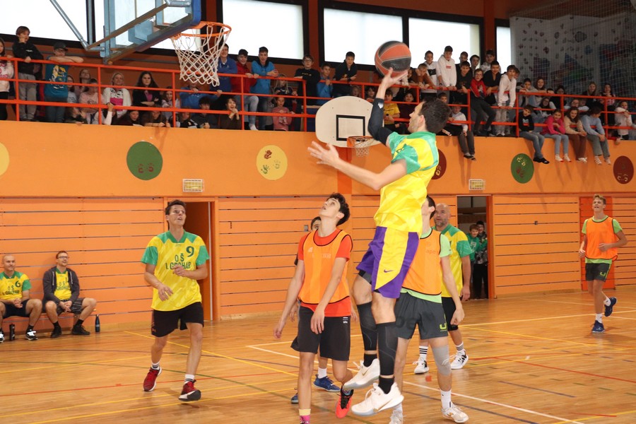 Košarkarska tekma učitelji učenci